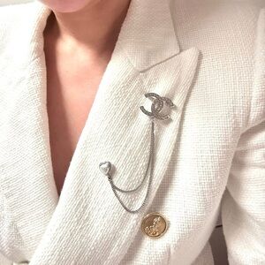 Chanel silver  Crystal and Pearl Strand
Chain Heart Brooch